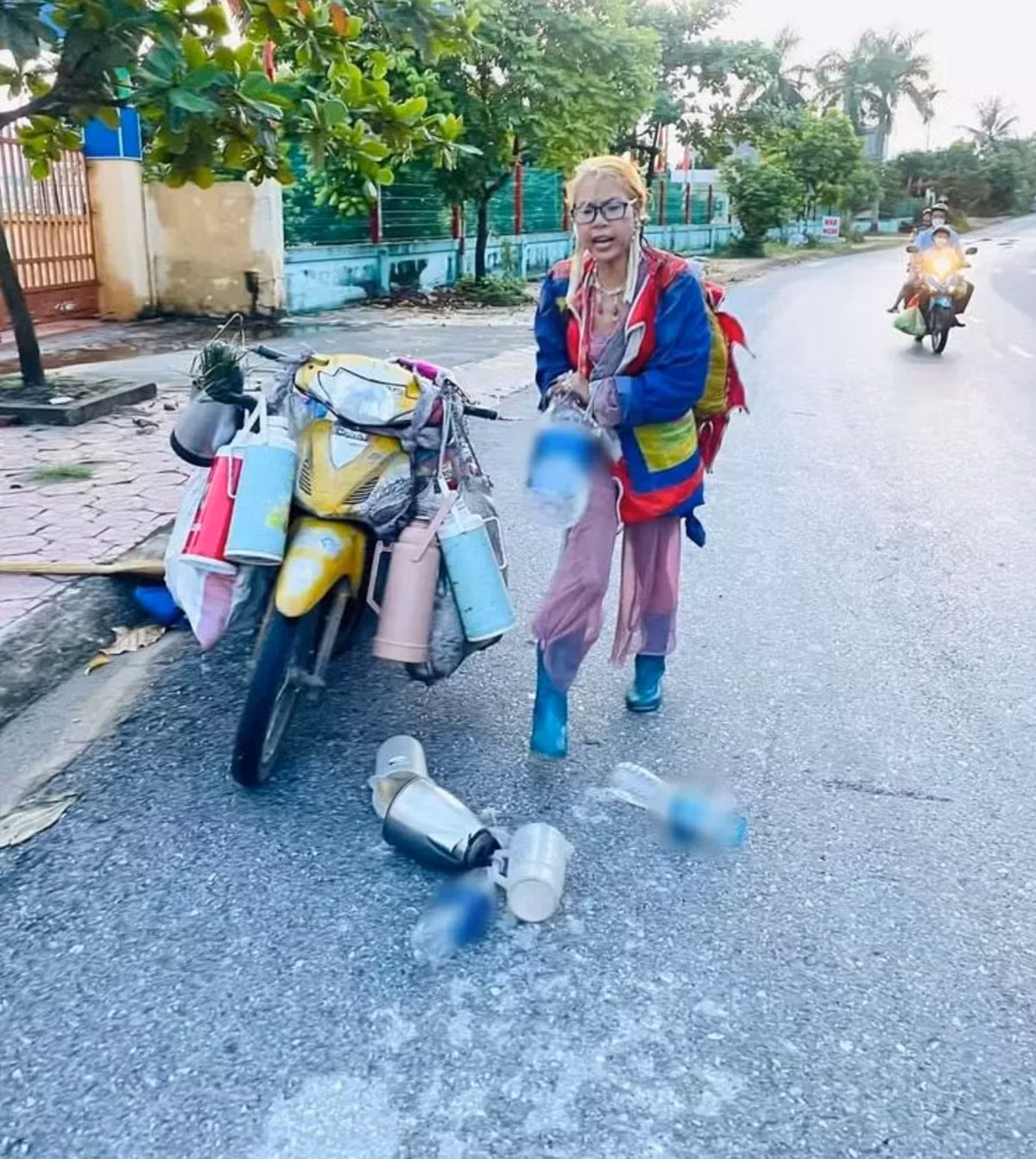 Đồng thời trang phục trên người "thánh quỵt tiền" này cũng thay đổi trông màu mè, loè loẹt hơn mà như không ít netizen nhận xét là giống "tắc kè hoa".