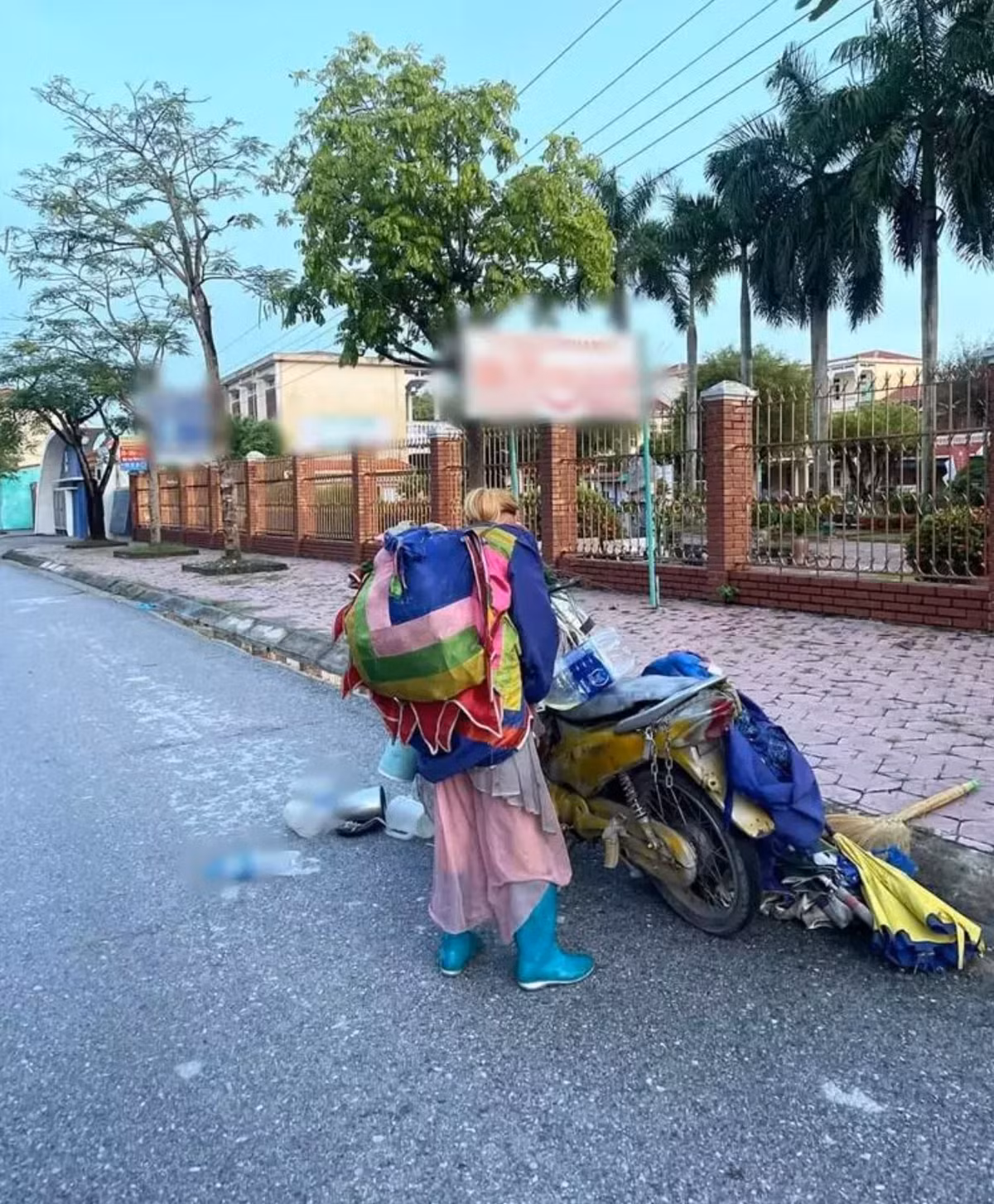 Theo đó Bella đã cầu cứu người đi đường giúp sức song có vẻ không nhận được sự hỗ trợ nào.
