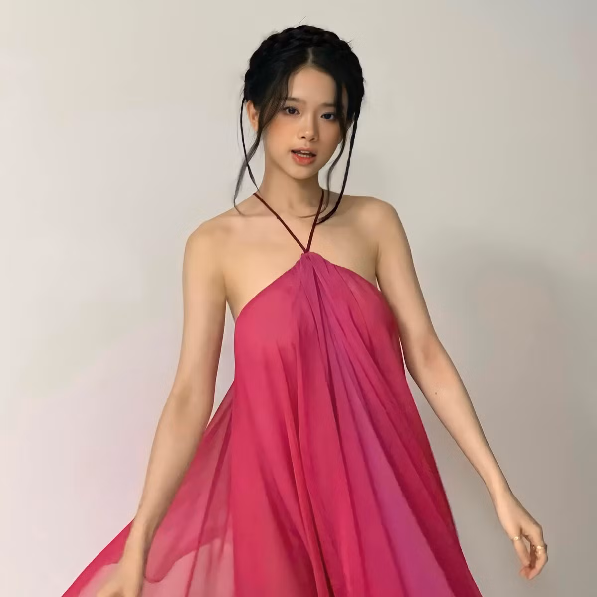 Ở tuổi dậy thì, hot girl Linh Ka sớm phổng phao với đặc điểm vóc dáng ấn tượng.