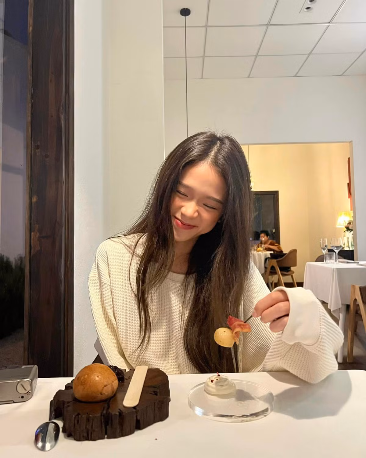 Cô đã trung thành với những outfit kín đáo nhưng vẫn trẻ trung, sành điệu.