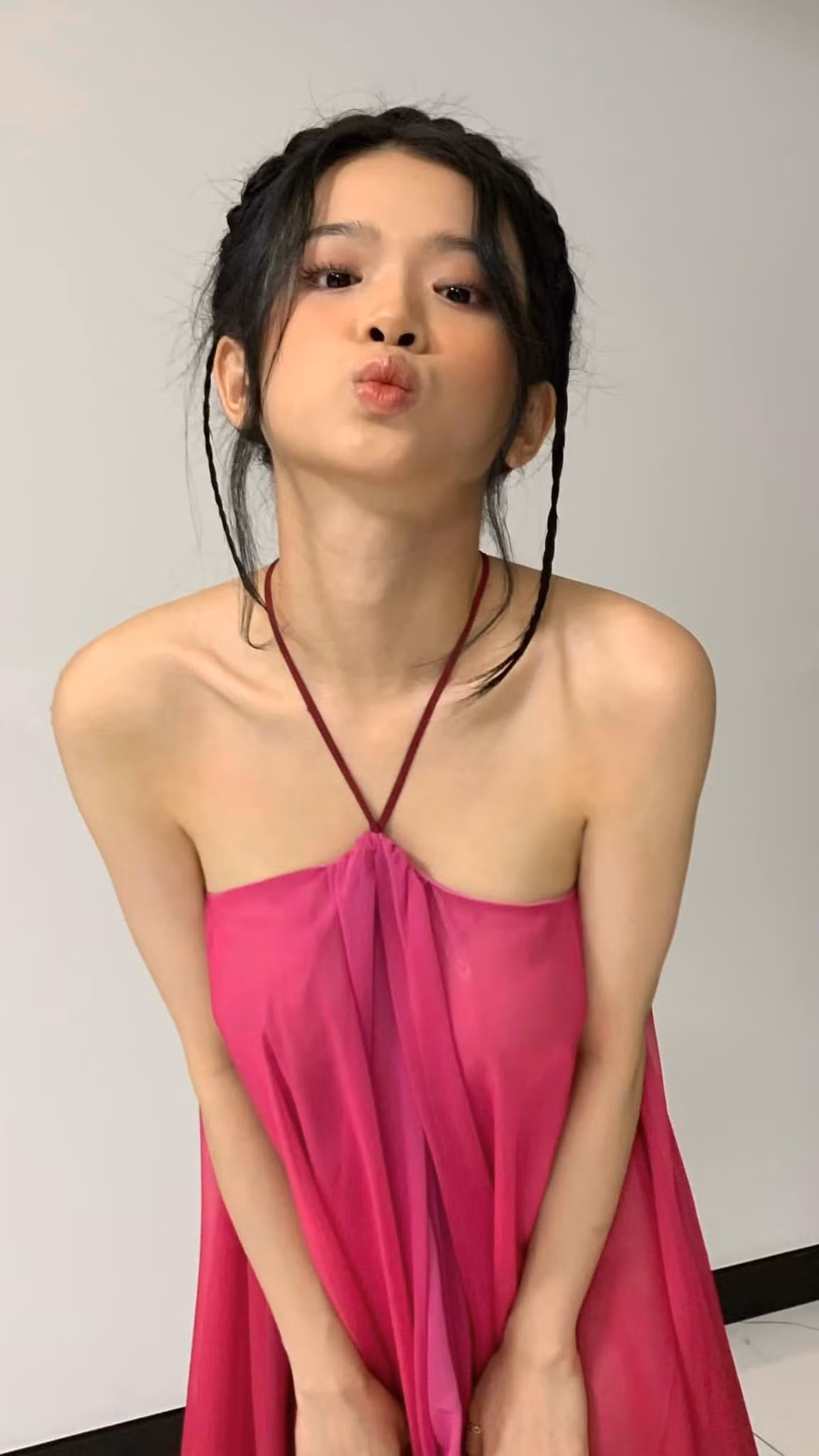 Gia nhập làng giải trí sớm, cô từng bị chỉ trích về việc theo đuổi style thời trang “lớn hơn tuổi” cùng những phát ngôn chưa phù hợp.