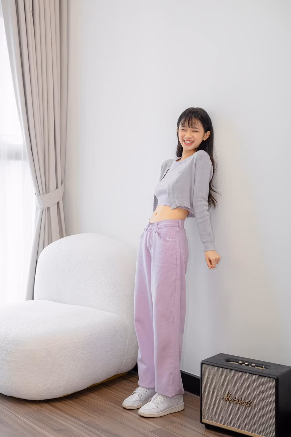 Bởi thay vì lựa chọn những item phù hợp với lứa tuổi của mình thì cô nàng lại “nghiện” style “chín ép”, gợi cảm quá mức.