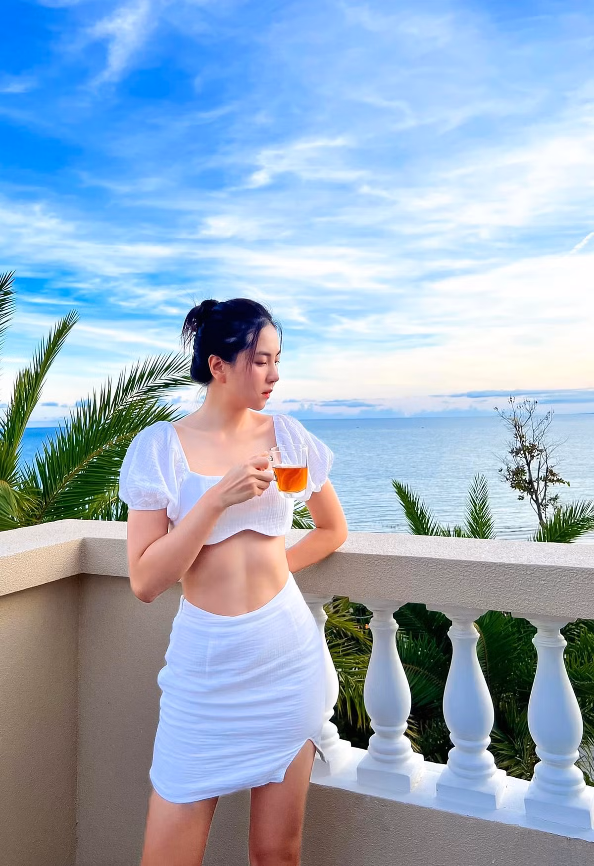 Với lợi thế đôi chân dài miên man, Mai Ngọc kiêm luôn vị trí người mẫu trong những set quần áo thời trang.