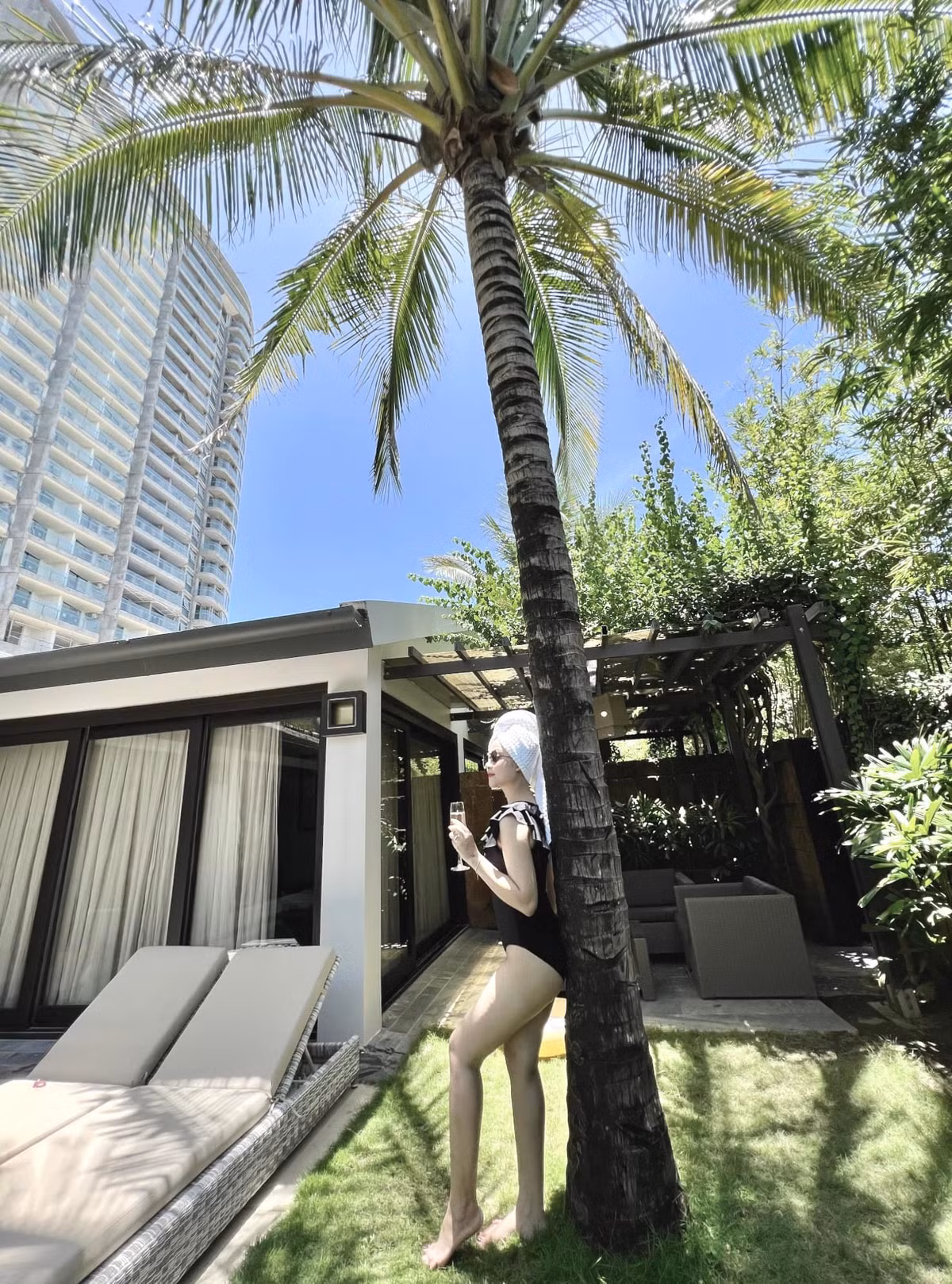 Mới đây, nhân dịp đi du lịch ở Đà Nẵng cùng chồng, Võ Nhật Linh tự tin diện bikini một mảnh khoe vóc dáng sang chảnh.