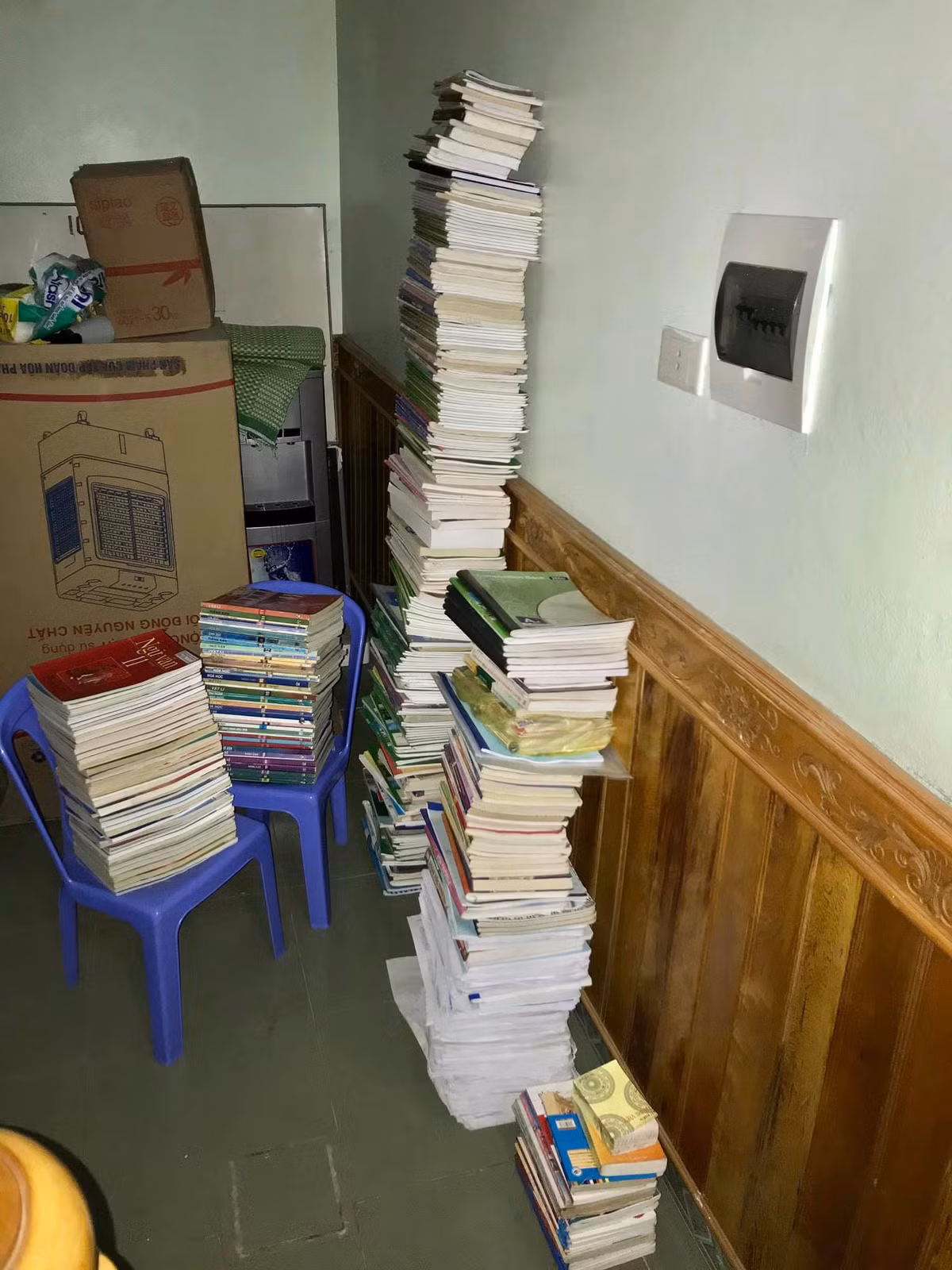 Cùng ý tưởng, một bạn khác cũng khoe chồng tài liệu của mình trong quãng thời gian ôn thi. Ảnh: Tổng hợp Facebook