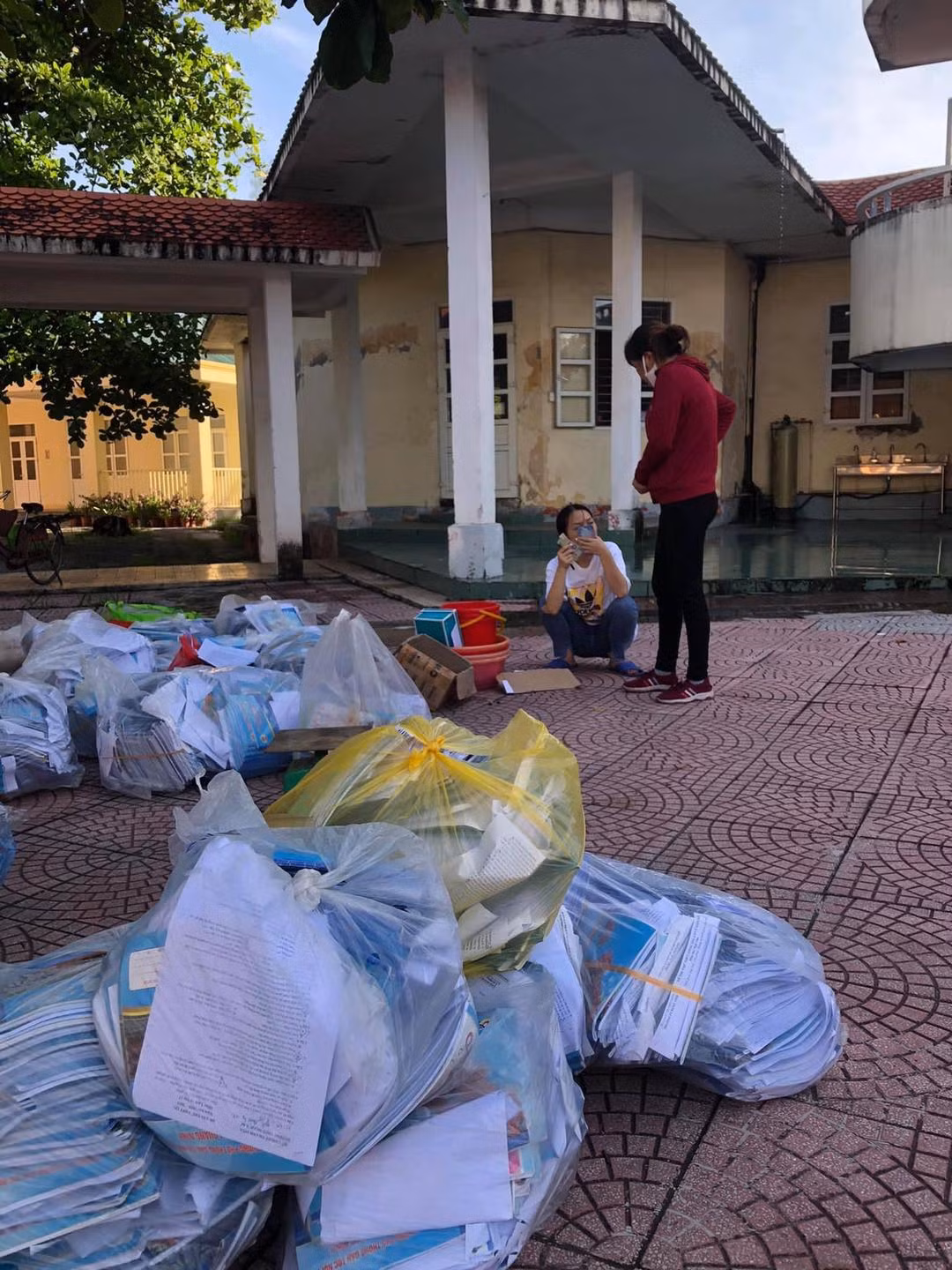 Kỳ thi Tốt nghiệp THPT Quốc gia năm 2022 đã kết thúc, khép lại chặng đường 12 năm ngồi trên ghế nhà trường của các sĩ tử 2K4.