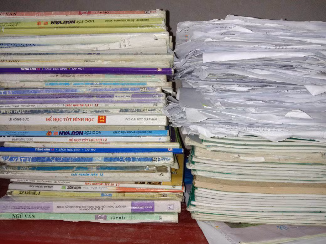Một trong những cách để các sĩ tử dọn dẹp bàn học gọn gàng, sạch sẽ chính là "thanh lý" sách vở, tài liệu sau quá trình dài ôn luyện.