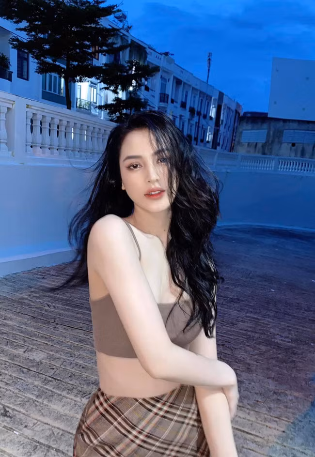 Là một học viên múa chuyên nghiệp nên Duyên sở hữu một body gợi cảm không kém. Ảnh: FBNV