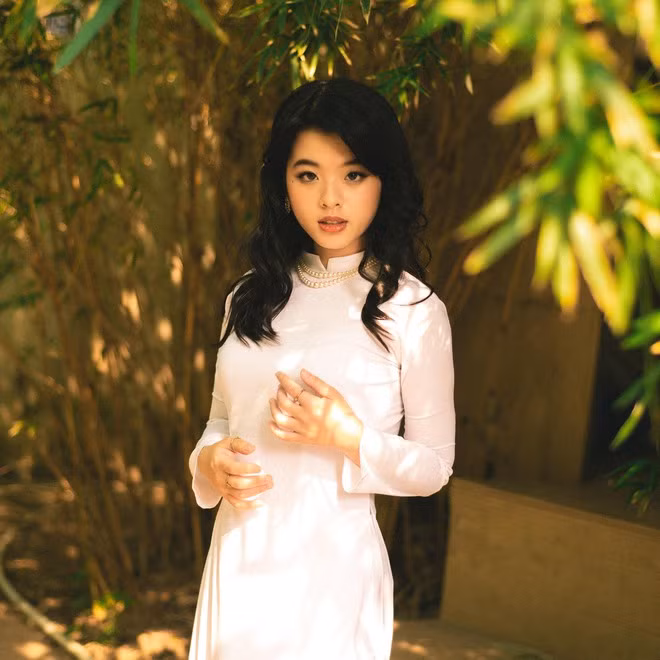 Bên cạnh Trà My, cô bạn Hồng Khanh - tiểu thư út nhà NSƯT Chiều Xuân cũng đang chuẩn bị cho kỳ thi sắp tới. Khanh từng nhận về nhiều quan tâm khi tham gia cuộc thi Giọng hát Việt nhí 2013.