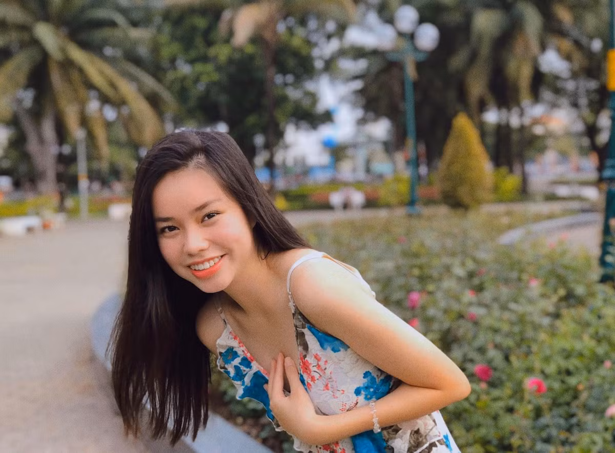 Mới đây, trong buổi học cuối cùng, Trà My đã gửi lời nhắn nhủ đến các bạn cùng lớp: "12 năm đi học không phải ngày nào cũng vui, nhưng nếu được quay lại mình cũng không muốn thay đổi gì hết. Chỉ mong sau này tụi mình vẫn luôn vui vẻ, vô tư như lúc này và sống thật hạnh phúc nha".