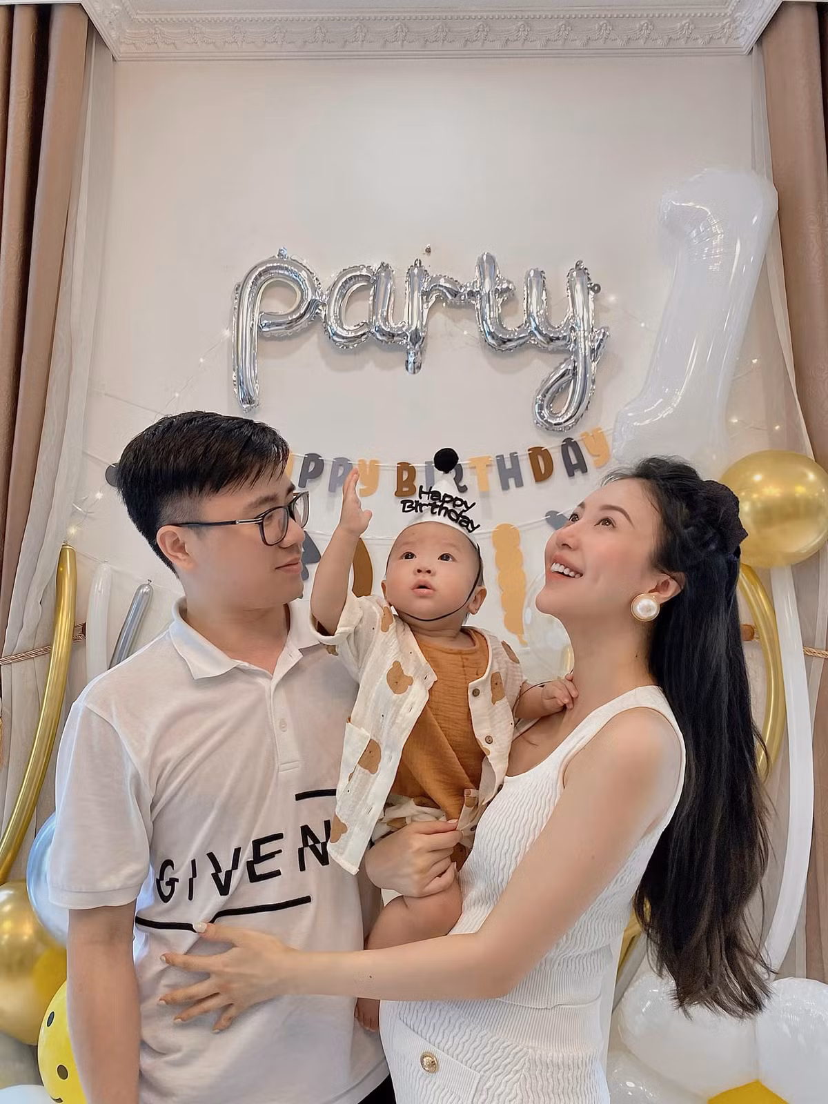 Kèm theo bài đăng là hình ảnh gia đình 3 người vô cùng hạnh phúc. Nhưng đáng chú ý hơn cả là chiếc bụng bầu cực lớn của cựu tiếp viên hàng không này.