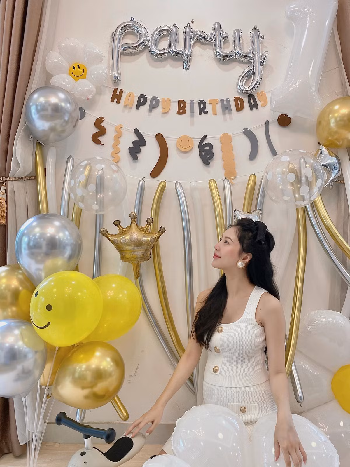 Mới đây trên trang cá nhân, người đẹp hàng không Vũ Ngọc Châm đã khoe loạt ảnh quý tử đầu tiên tròn 1 tuổi.