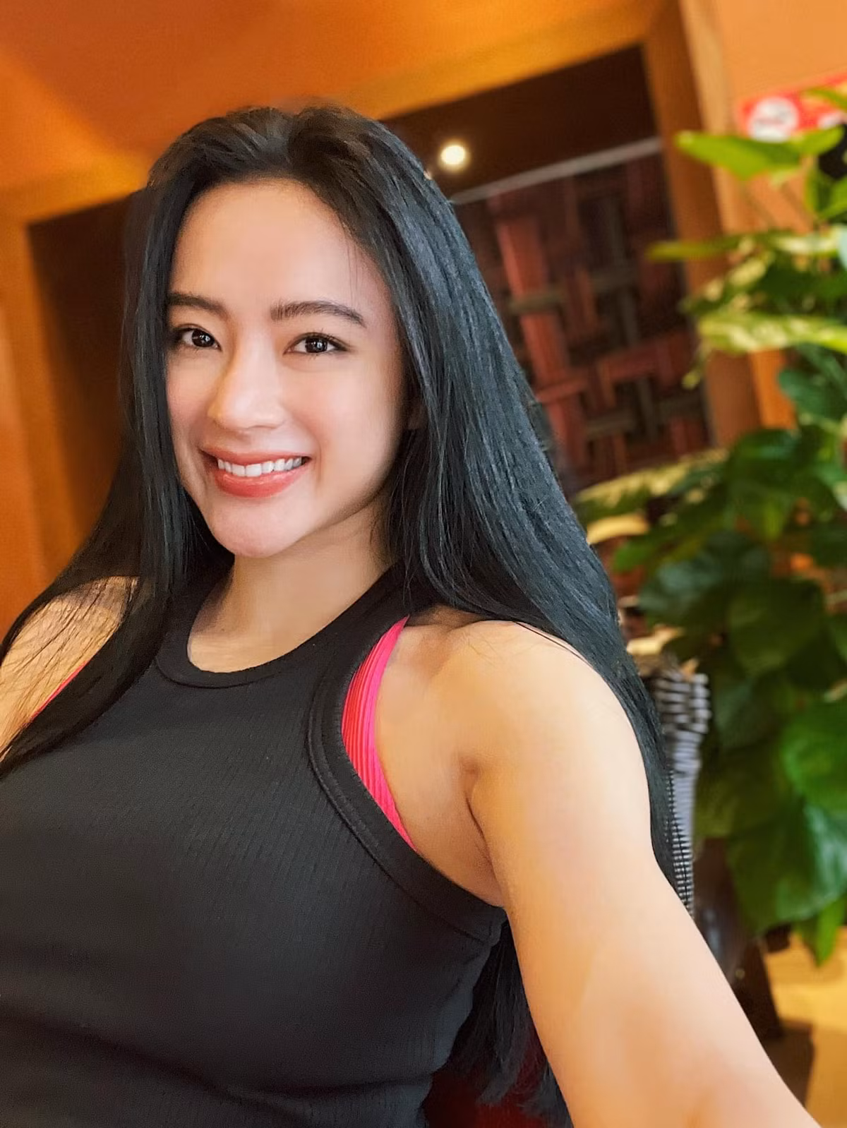 Khoe co bap, Angela Phuong Trinh gay choang voi vong 3 ngoai co