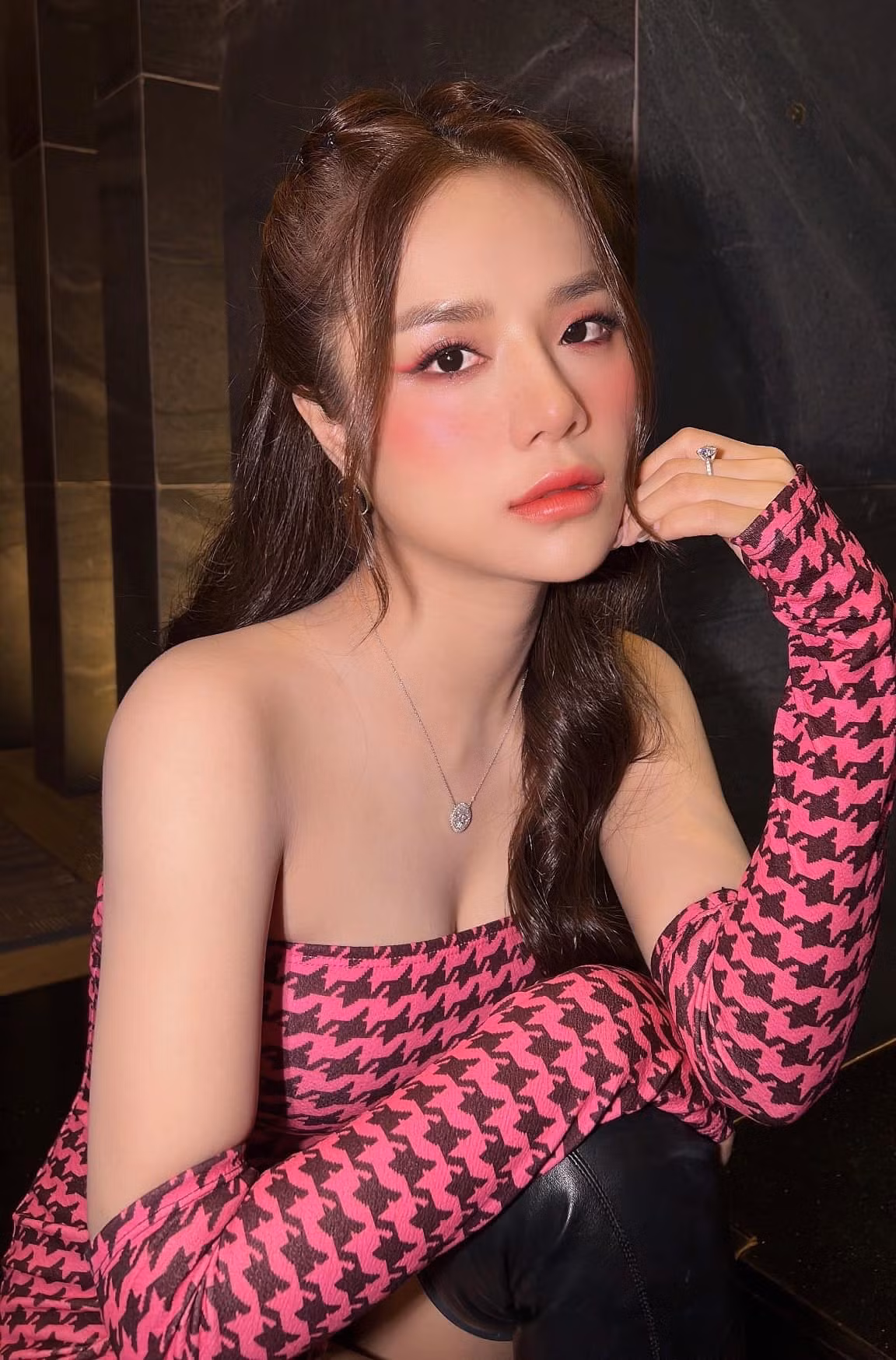Một trong những điểm nổi bật giúp cho Thương Võ nổi tiếng là các bản cover trên mạng xã hội nhận được sự yêu mến của giới trẻ. Đây cũng là điểm tựa giúp cho Thương Võ kiên định với con đường ca hát.