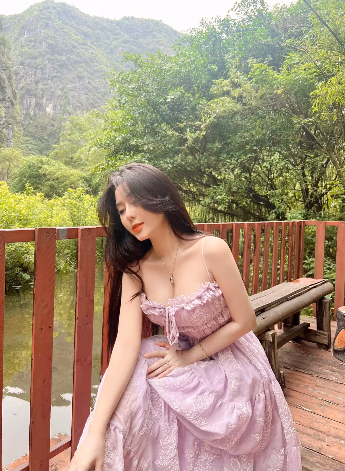 Bên cạnh gương mặt xinh xắn và nụ cười rạng rỡ, gái xinh 2k1 khiến nhiều người chú ý bởi vóc dáng nuột nà, số đo 3 vòng chuẩn miễn bàn.