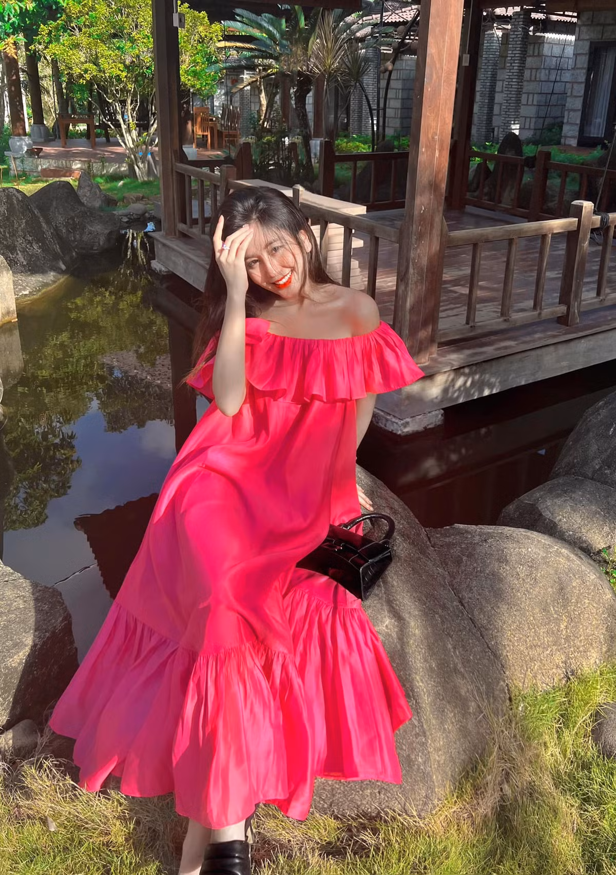 Tích cực theo đuổi phong cách gợi cảm, hot girl Sài Thành nhiều lần "đốt mắt" dân tình bằng những tấm hình nóng bỏng, không ngại phô diễn vòng 1, vòng 3 trước ống kính. Ảnh: FBNV