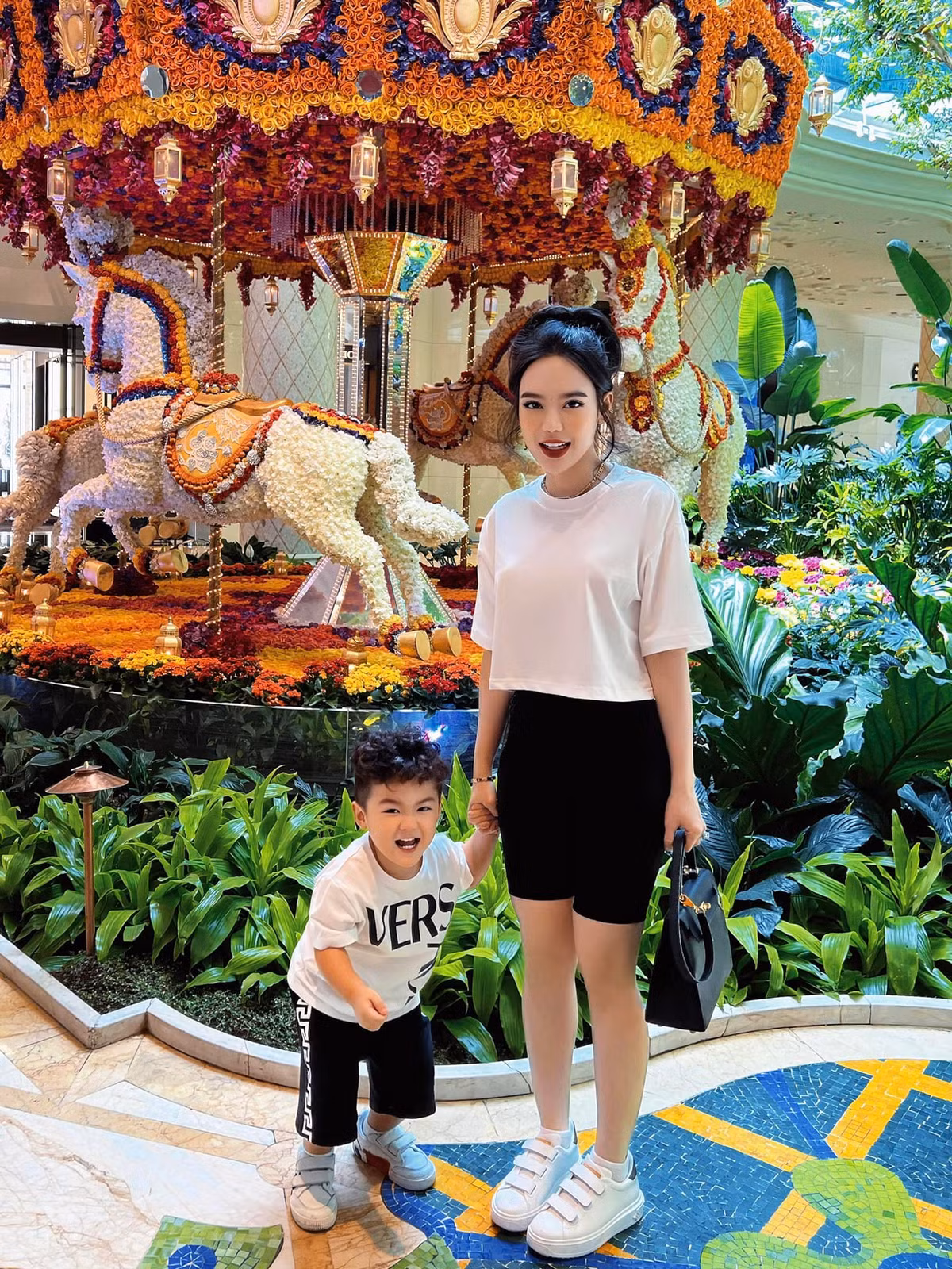 Qua bài đăng tuyển vú nuôi của nàng hot girl Sài thành có thể thấy cô đang có cuộc sống hôn nhân vô cùng hạnh phúc và sung túc.