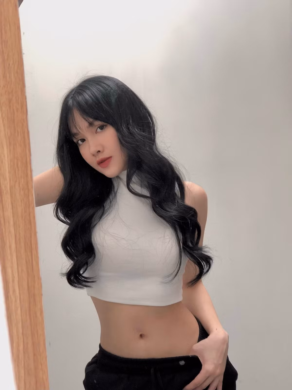 "Có lẽ các bạn đùa Linh thôi. Linh chỉ cao 1m58, chưa đủ điều kiện đi thi Hoa hậu", bạn gái Nhâm Mạnh Dũng cho hay.