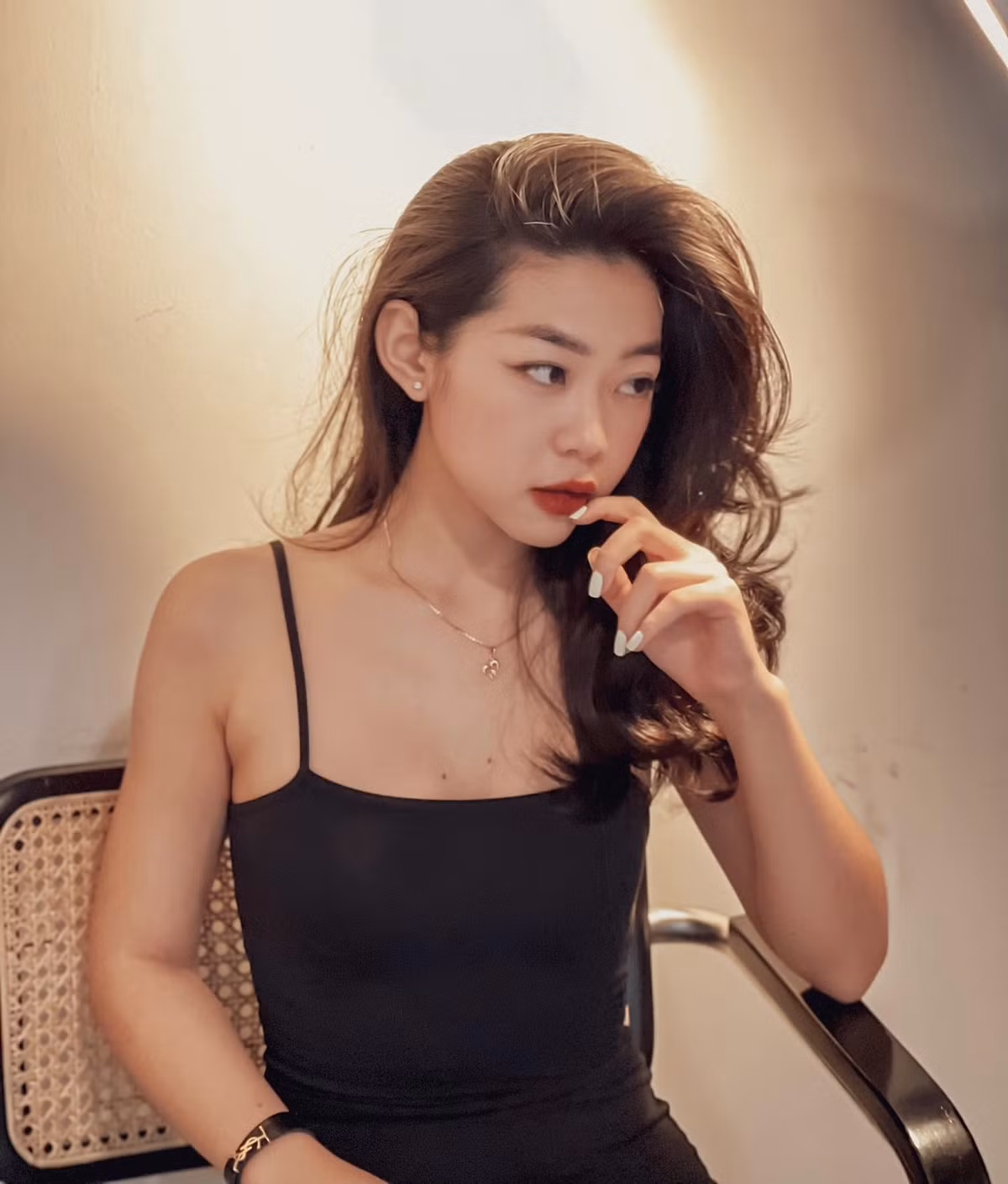 Một số cư dân mạng cho rằng thân hình của nàng hot girl này quá khác so với những video cô tự đăng tải trước đây, đặc biệt là về độ thon và dài của đôi chân.