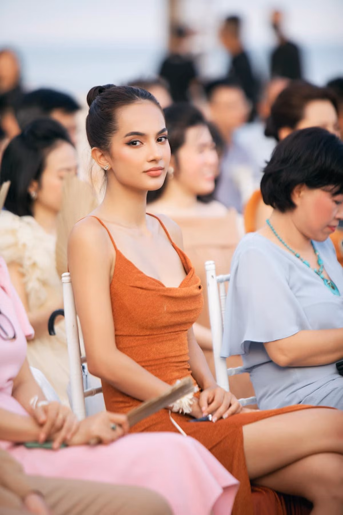Gương mặt ấn tượng cùng body cuốn hút của cô nhanh chóng lọt được các nhãn hàng và đạo diễn mời hợp tác.