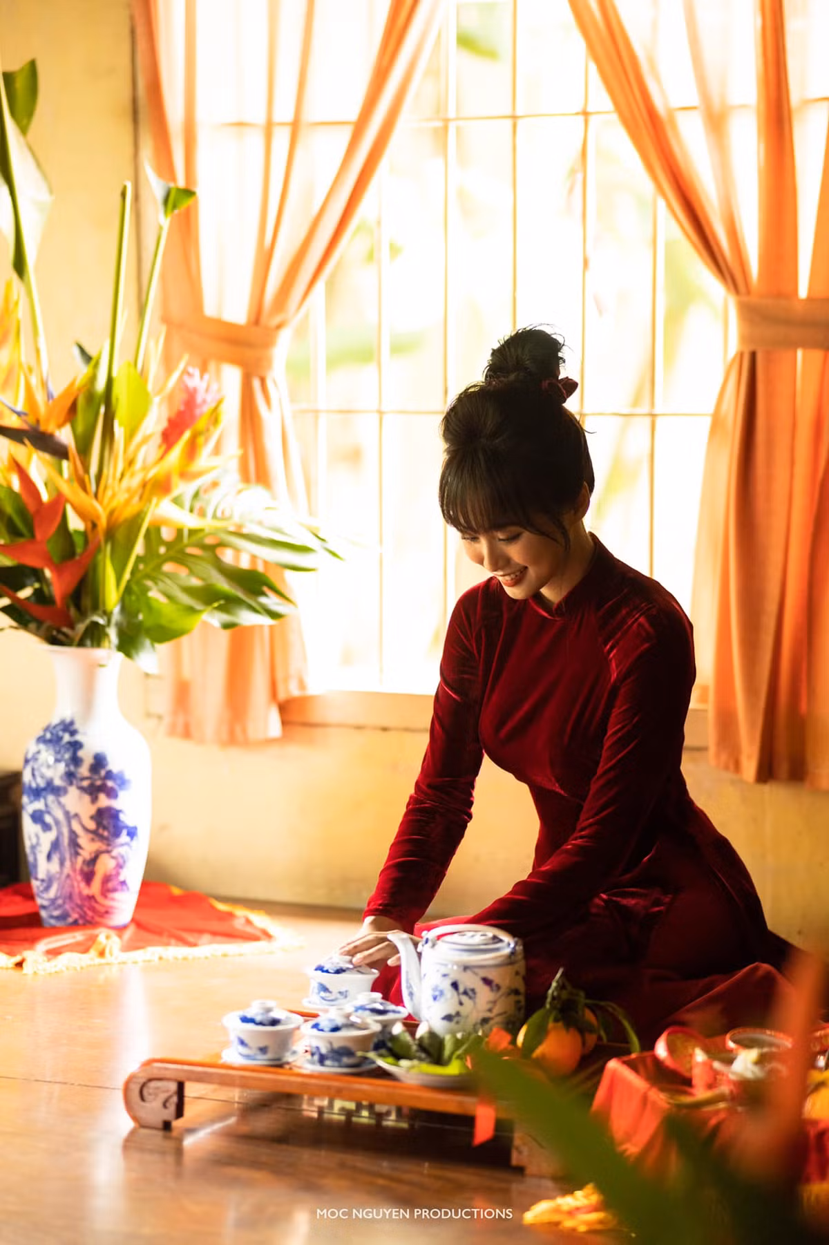 Ngay sau đám hỏi, Minh Nghi đã "nhá hàng" một vài khoảnh khắc xinh đẹp trong ngày trọng đài, cô nàng nổi bật với sắc vóc xinh đẹp.