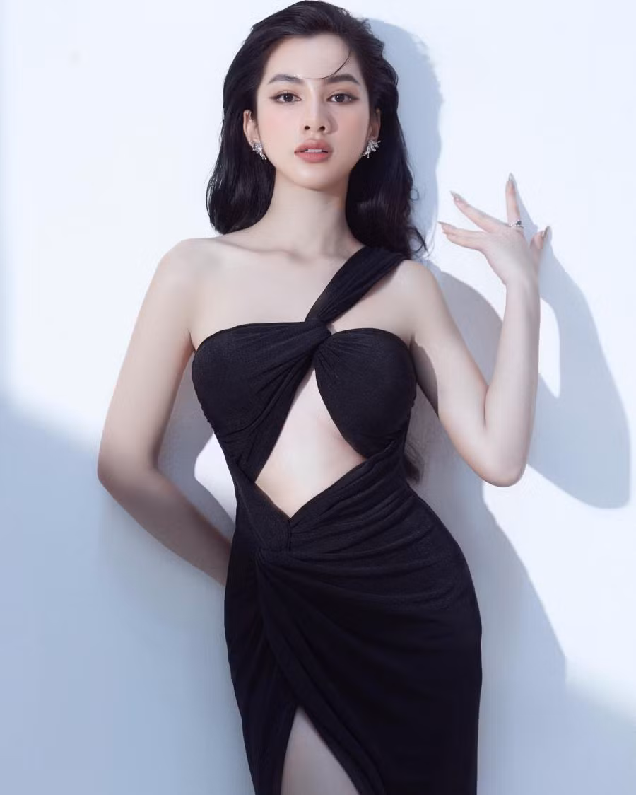 Từ một cô gái trẻ tuổi có gương mặt xinh đẹp, gu thời trang trẻ trung, Cẩm Đan đang có sự thay đổi về phong cách để quyến rũ hơn.