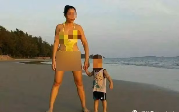 Hình ảnh một bà mẹ người Thái Lan diện bikini siêu tiết kiệm vải cùng những tư thế tạo dáng phản cảm cùng đứa trẻ cũng từng khiến cả cõi mạng dậy sóng.