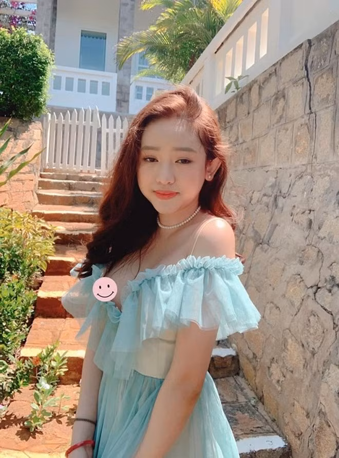 Xuất hiện trong một clip livestream, hot girl Thúy Vi gây chú ý khi mặc đầm hai dây gợi cảm.
