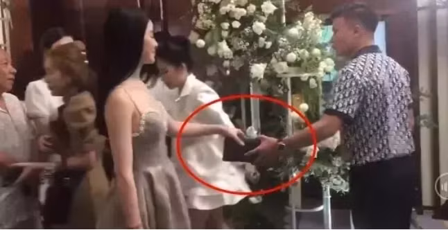 Nghi vấn Quang Hải hẹn hò Chu Thanh Huyền nổ ra từ tháng 2/2021 tuy nhiên cặp đôi vẫn nhất quyết không công khai.