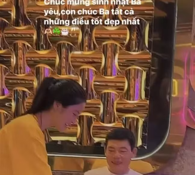 Điển hình mới nhất, trên story Facebook, Chu Thanh Huyền khoe chiếc clip ngắn ghi lại khoảnh khắc tổ chức sinh nhật cho bố ruột. "Chúc mừng sinh nhật ba yêu của con. Con chúc ba tất cả những điều tốt đẹp nhất", Thanh Huyền viết.