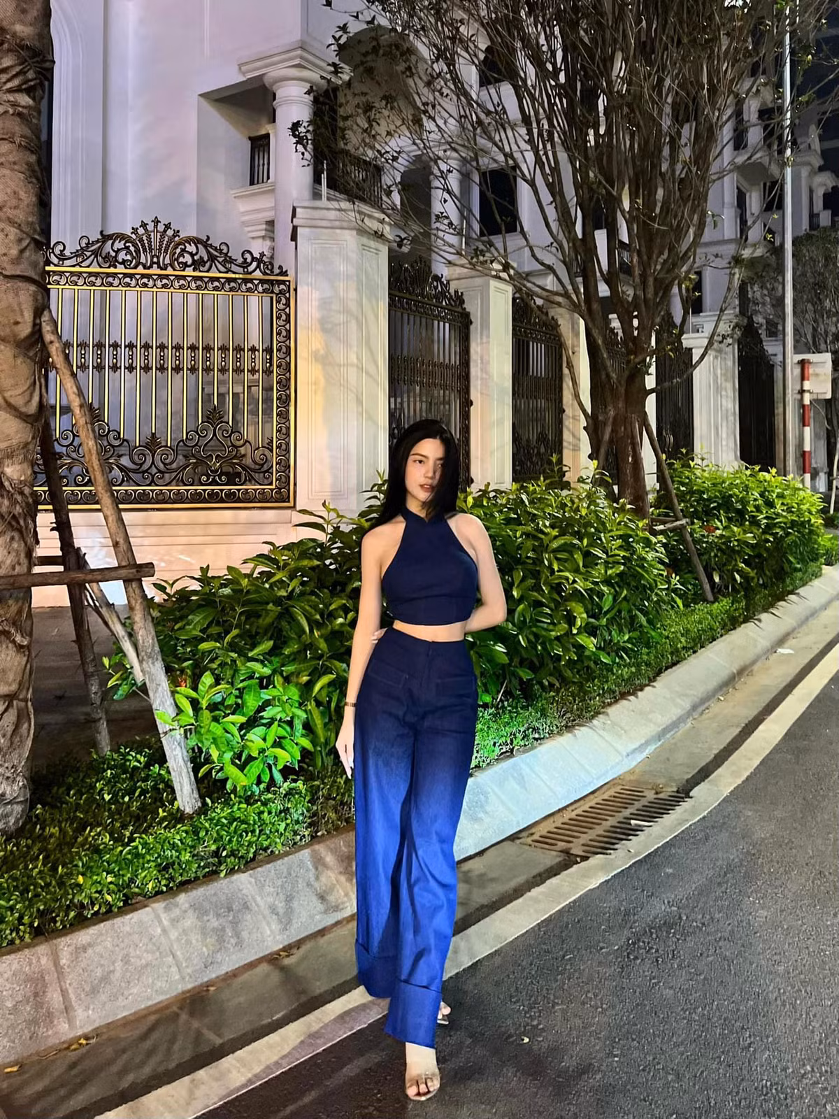 Trước đó, Quang Hải được cho đã về ra mắt gia đình bạn gái. Anh cũng đưa Chu Thanh Huyền đi du lịch cùng gia đình mình.