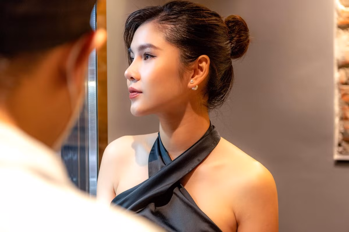 Chi tiết khiến netizen hoài nghi nữ MC này mang thai là hình ảnh cô nàng diện chiếc váy rộng và gương mặt bầu bĩnh khác ngày thường.