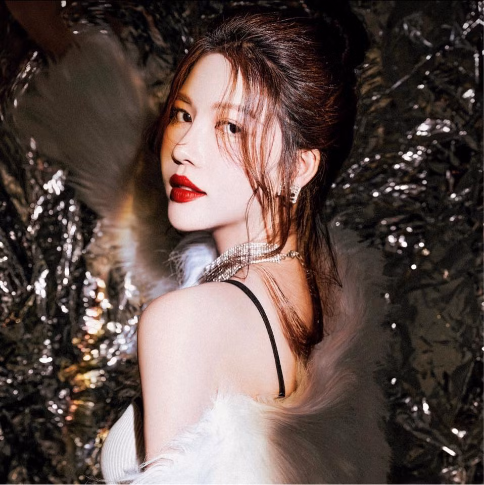 Ngoài những tài sản cá nhân có giá trị khủng, hot girl làng rich kid này còn ghi dấu bởi nhan sắc rực rỡ, vóc dáng cao ráo, cuốn hút của mình.