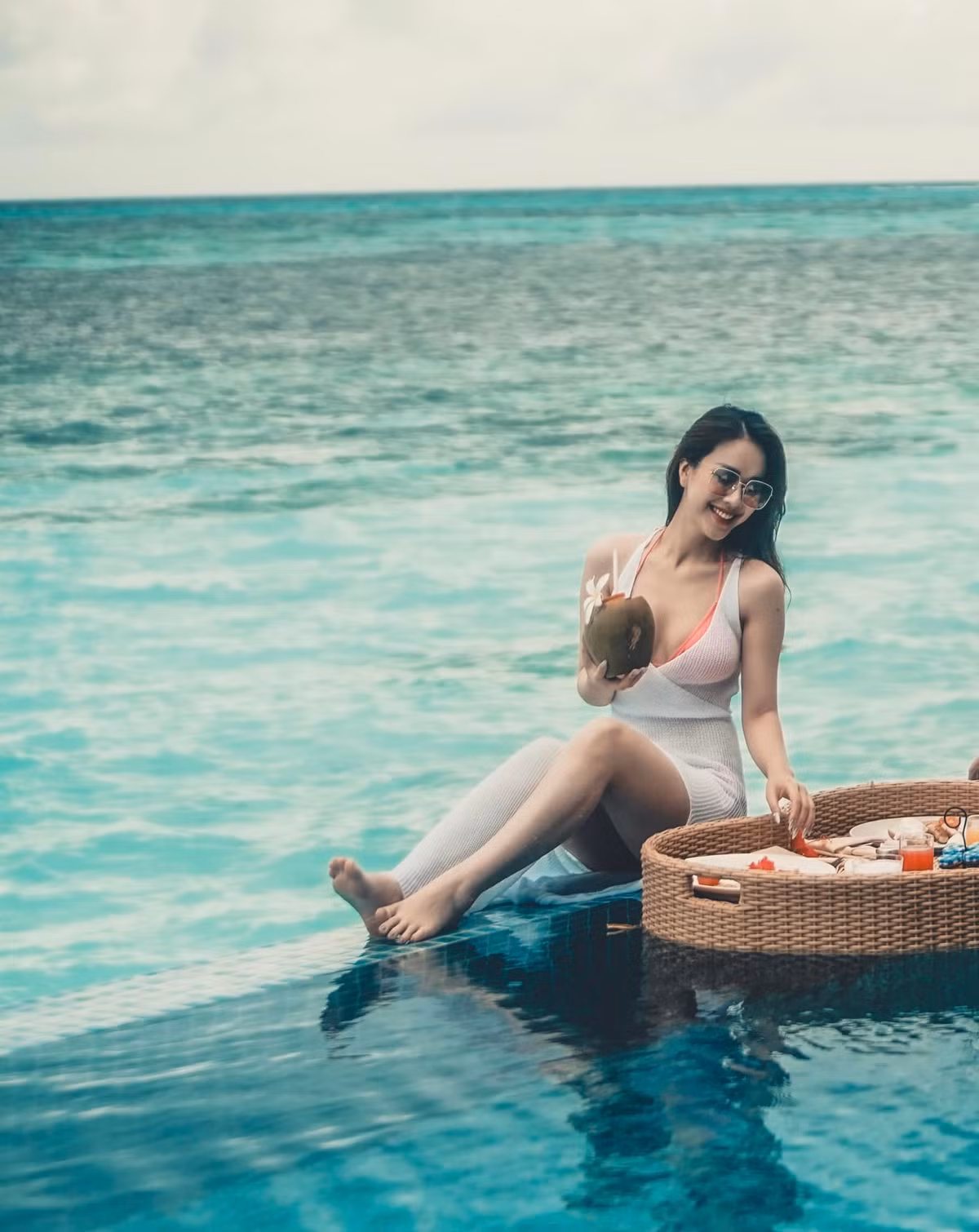 Diện bên ngoài chiếc áo lưới màu trắng mỏng, nữ MC xinh đẹp đã làm tôn lên vóc dáng mảnh mai, thon gọn của mình.