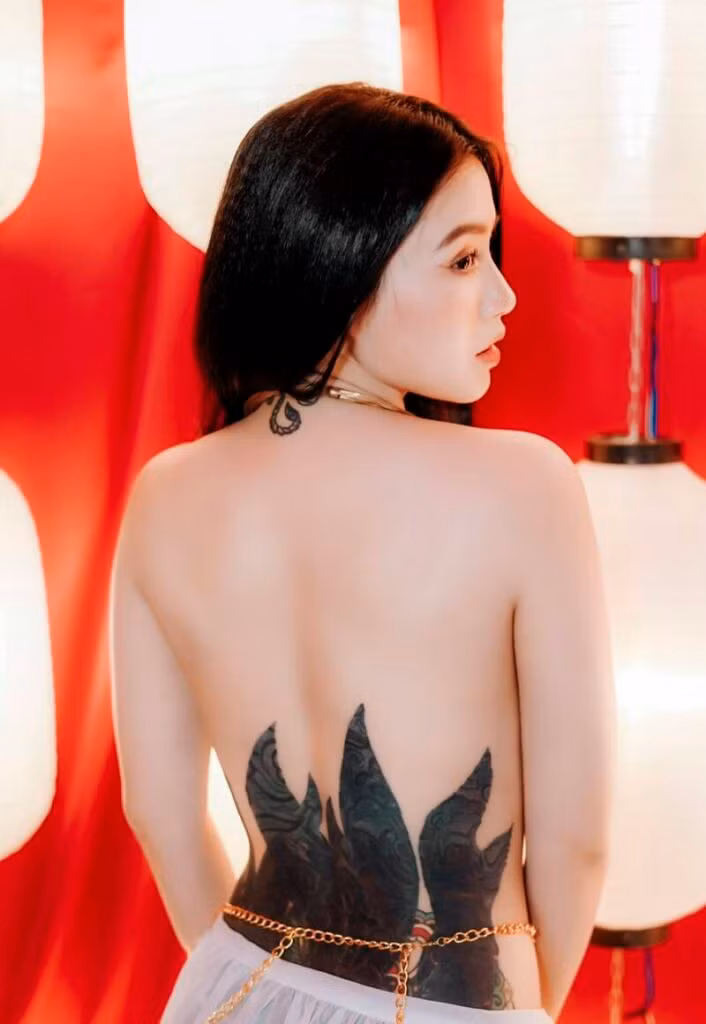 Bởi vì xăm nhiều hình lại ở vị trí nhạy cảm nên Linh Miu thường xuyên diện trang phục táo bạo, khiến netizen "đỏ mặt" khi nhìn.