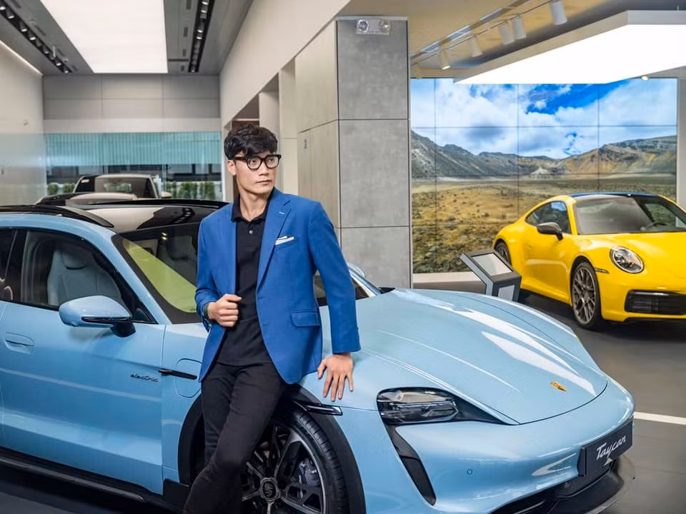 Được biết vào năm 2021, Bùi Tiến Dũng bỏ ra tới 10 tỷ đồng vào HALO D. Bùi Tiến Dũng làm mẫu cho chính shop thời trang của mình. Ảnh: Tổng hợp