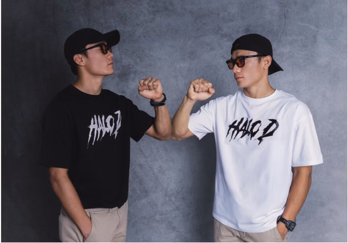 Thủ môn Bùi Tiến Dũng từ lâu đã lấn sân làm kinh doanh kể từ sau vòng chung kết U23 châu Á đầu năm 2018. Được biết anh là chủ 1 brand thời trang nam ở TP HCM.
