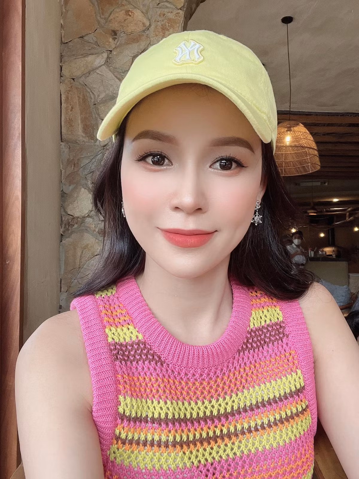 Thời trang đời thường của Sam khá đa dạng. Cô lăng xê những item năng động, đơn giản từ màu sắc tới phom dáng.