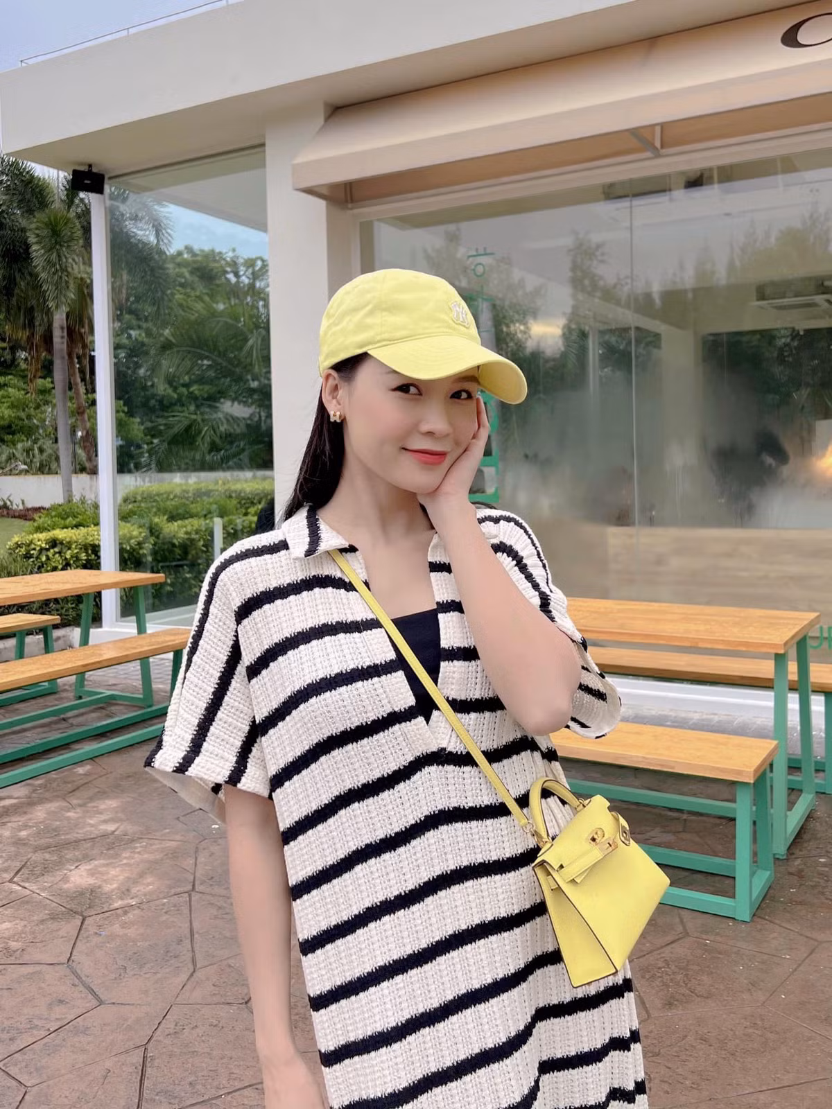 Sam sở hữu vẻ ngoài xinh đẹp, phong cách ăn mặc trẻ trung, kín đáo nhưng cũng không kém phần gợi cảm, sang chảnh.