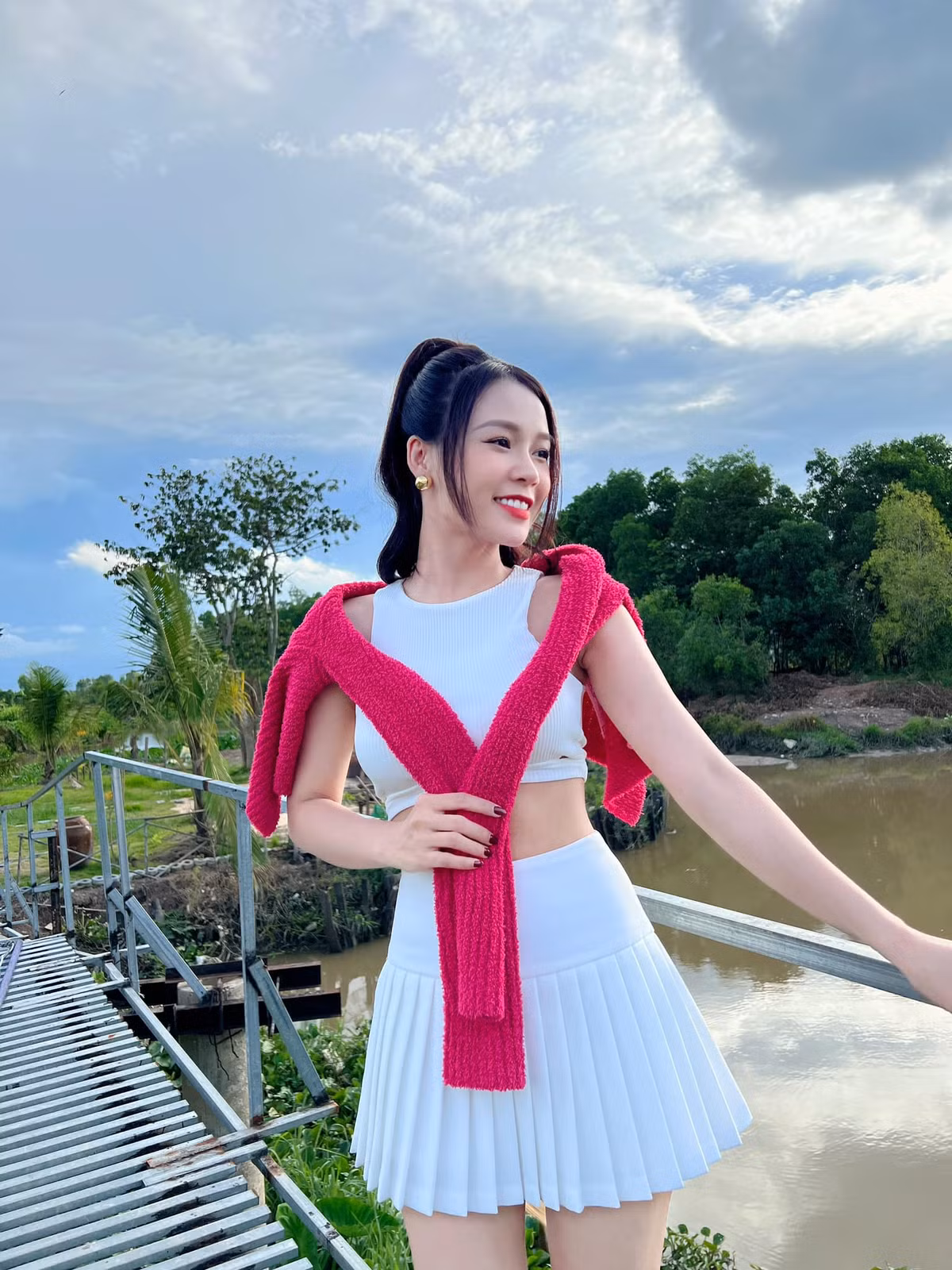 Ngoài yếu tố ngoại hình thì phong cách thời trang cũng là điều giúp nàng hot girl 9x này trẻ hơn tuổi.
