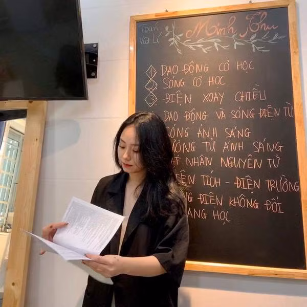 Vào hồi tháng 7/2021, cô giáo Minh Thu với những bài giảng liên quan đến Vật lý trở thành tâm điểm của sự chú ý với lượng tương tác cực khủng trong các buổi dạy học online.