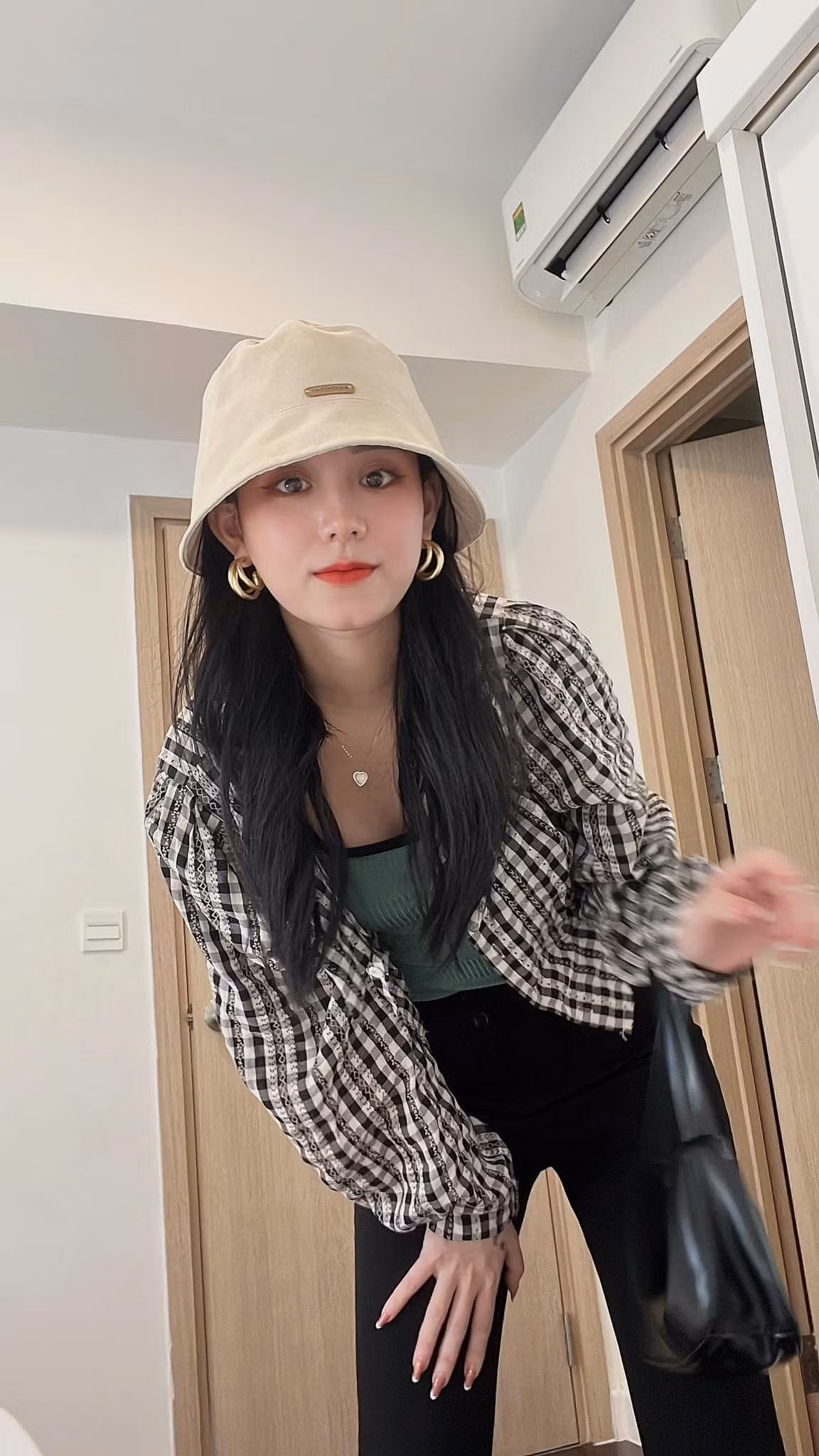 Đỉnh điểm là việc cô Minh Thu thường xuyên rủ học trò chơi game. Thậm chí có khoảnh khắc cô nàng vì mải chơi mà lỡ miệng văng tục. Ảnh: Tổng hợp