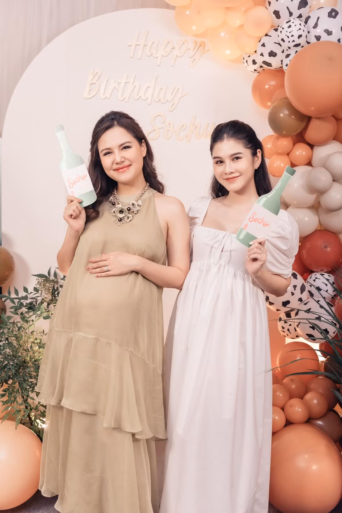Đính kèm là loạt ảnh mẹ bầu Phanh Lee và con gái xuất hiện rạng rỡ bên mọi người. Sochu được khen ngợi hết lời với vẻ ngoài đáng yêu.