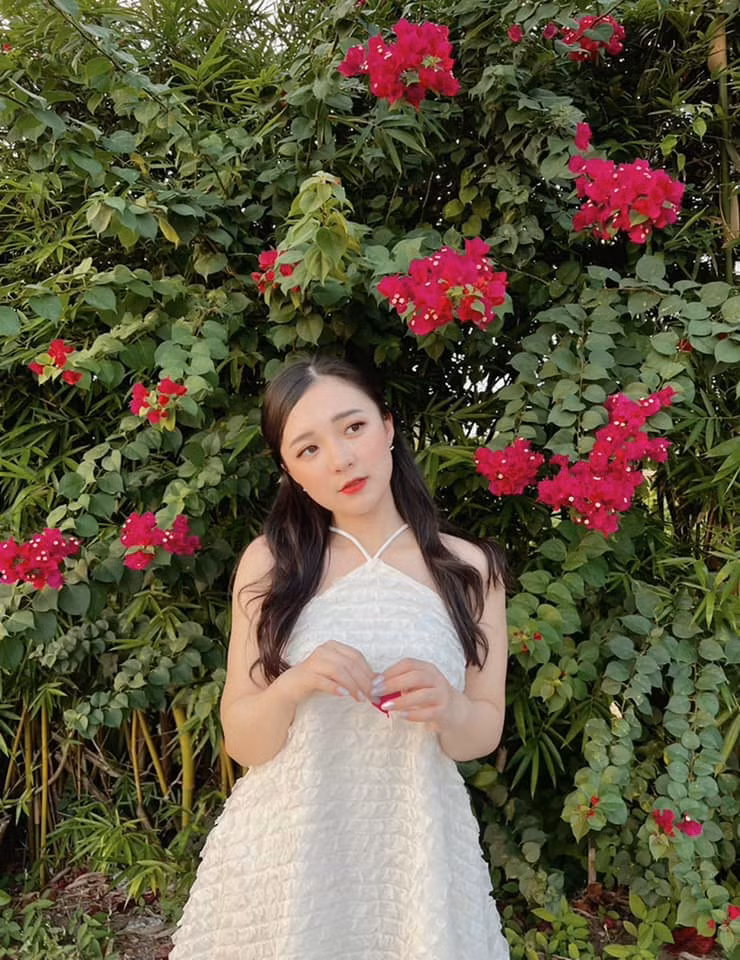 Sở hữu gương mặt xinh đẹp, chất giọng lôi cuốn cùng thân hình gợi cảm, Phương Thảo khiến nhiều người yêu thích ngay từ cái nhìn đầu tiên.