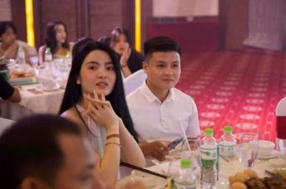 Dù không lộ rõ mặt song với hành động tình tứ cùng thân hình vạm vỡ, cư dân mạng khẳng định chàng trai trong clip không ai khác ngoài Quang Hải.