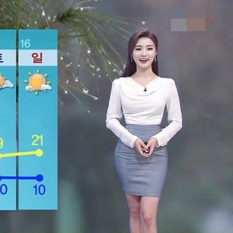 Bên cạnh lỗi dẫn thu hút, nữ MC thời tiết Hwang Mina còn được nhiều người ngợi khen vì ngoại hình xinh đẹp.