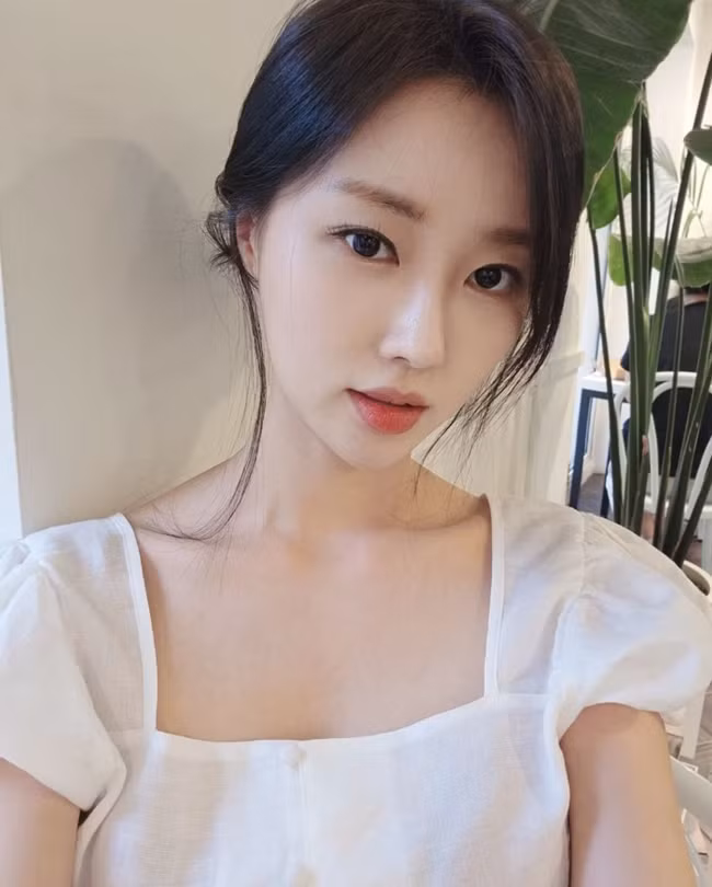 Không lấy làm ngạc nhiên khi Hwang Mina đã gắn bó đặc biệt với bộ môn yoga. Cô thường xuyên chia sẻ việc tập yoga trên trang cá nhân.