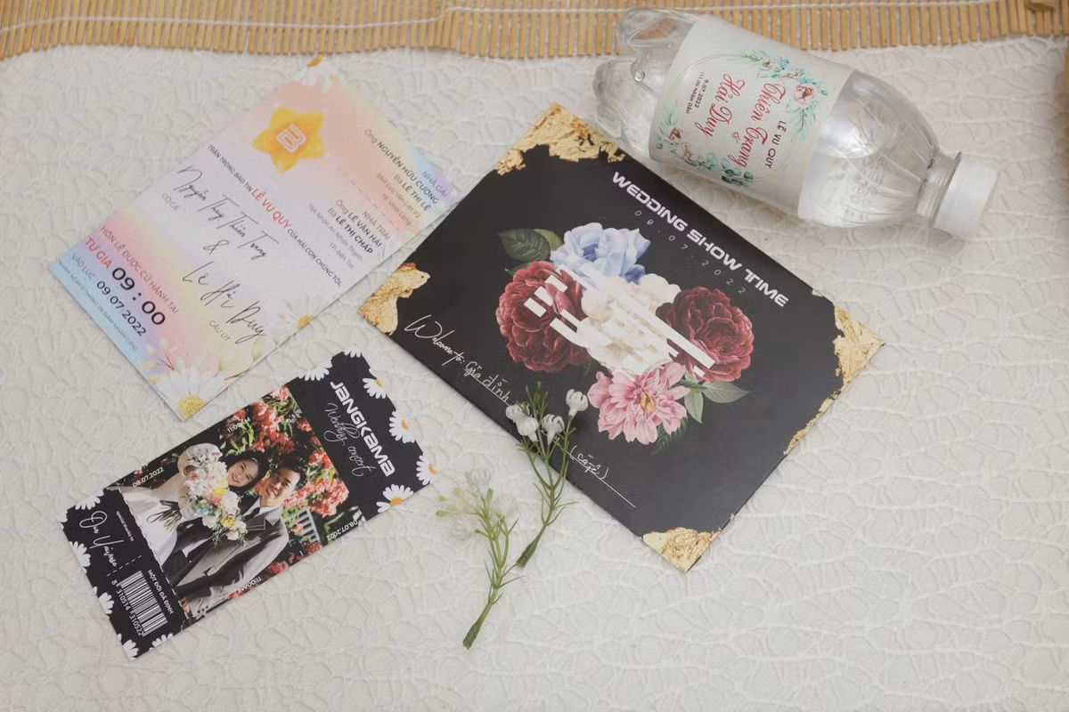 Nhiều khách mời dự đám cưới ắt hẳn sẽ ngỡ ngàng bởi màn trang trí đúng chuẩn fans cuồng, những tưởng đi lạc vào buổi off fan Big Bang chính hiệu.