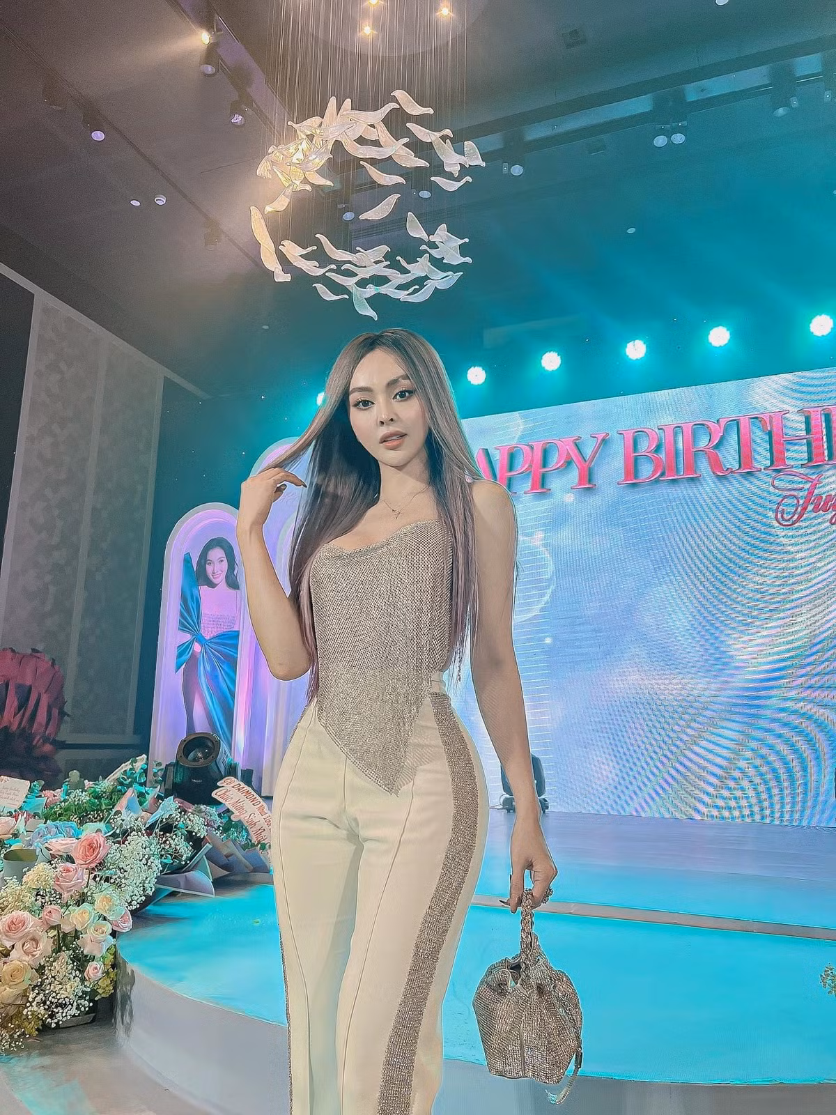 Nhờ sở hữu ngoại hình xinh đẹp cùng những livestream quảng cáo bán hàng nên trang cá nhân của Trang Nemo có lượng người tương tác khủng.