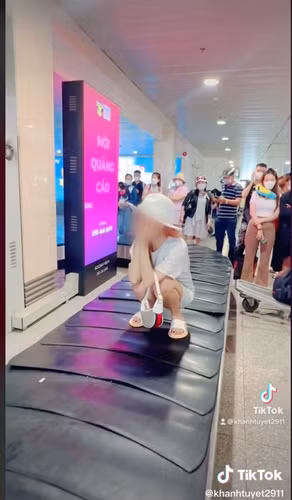 Nói về những clip tại sân bay gây ngán ngẩm trên mạng xã hội, cách đây không lâu mọi người đã tỏ ra bức xúc với một hành khách nữ có hành động tương tự.